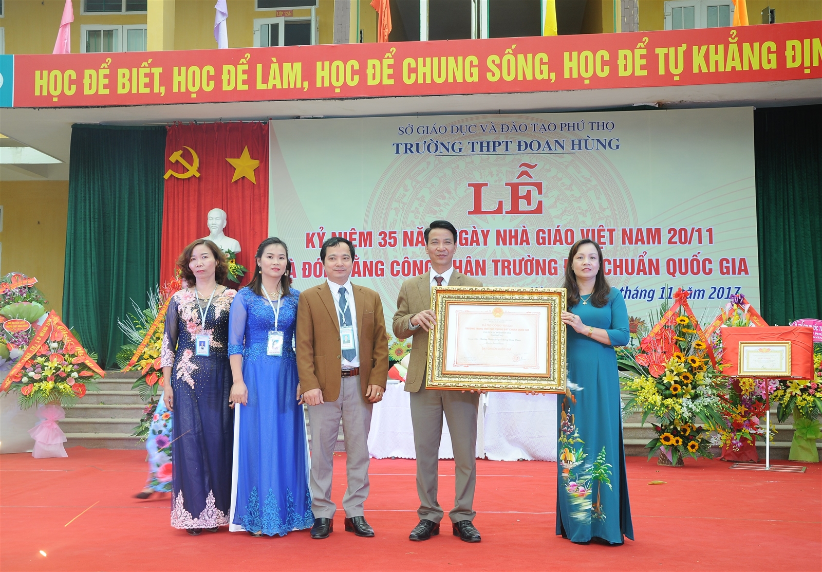 Trường THPT Đoan Hùng long trọng tổ chức lễ kỷ niệm 35 năm ngày nhà giáo Việt Nam 20-11 và đón bằng công nhận trường THPT đạt chuẩn quốc gia